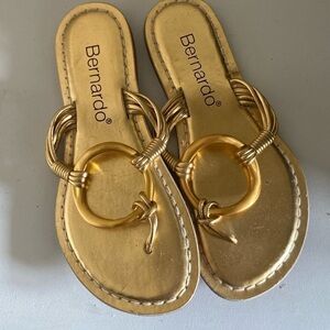 Bernardo Leather gold ring thong sz 6